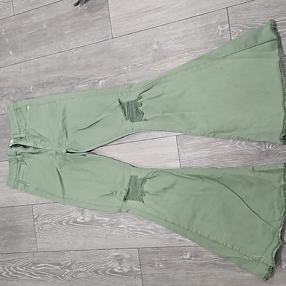 Green SNEAK PEEK WOMEN'S HIGH RISE DISTRESSED FLARE JEANS, size 5